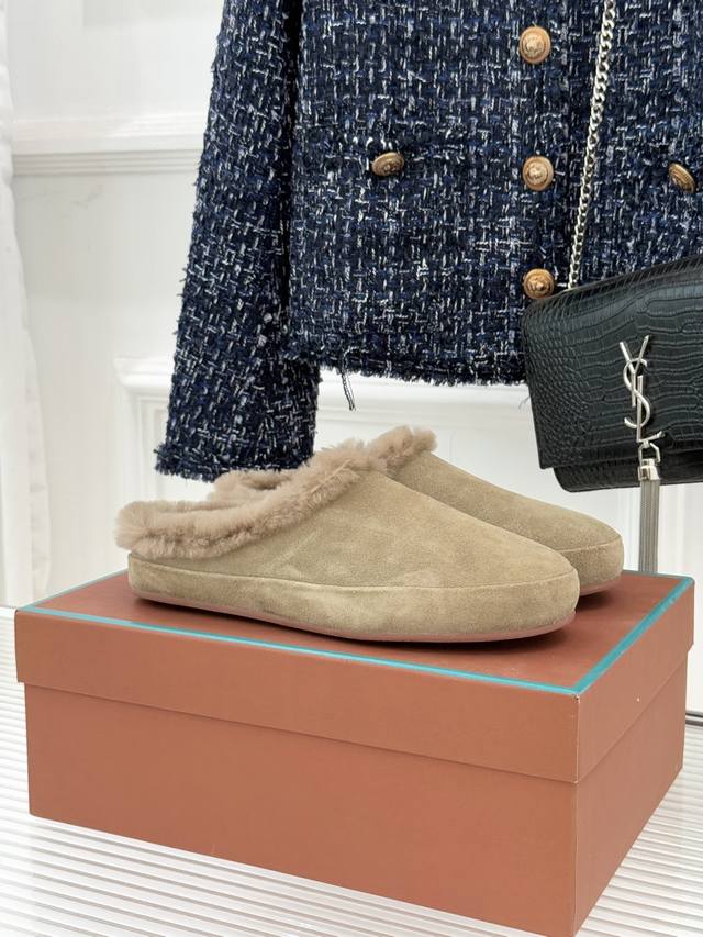 厂价 Loro Piana Lp70Wf新品情侣款复古 羊毛休闲半拖 当意式慵懒撞上复古风潮， 这款半拖便成了日常里的优雅注脚。 精选细腻羊毛织就鞋内 触感如云