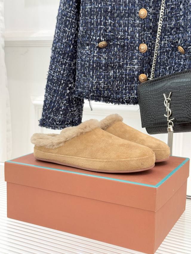 厂价 Loro Piana Lp70Wf新品情侣款复古 羊毛休闲半拖 当意式慵懒撞上复古风潮， 这款半拖便成了日常里的优雅注脚。 精选细腻羊毛织就鞋内 触感如云