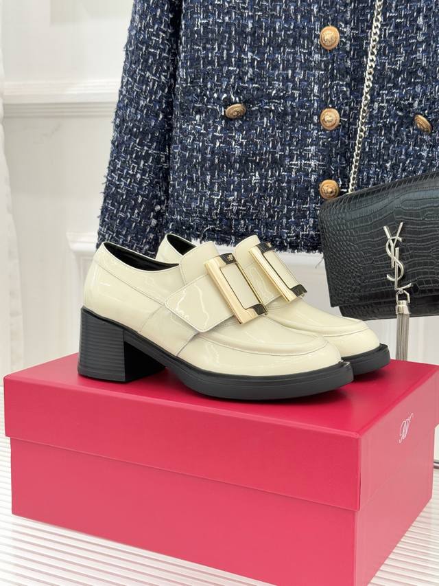 厂价 Roger Vivier Rv25Wf新品金属方扣 粗跟厚底乐福鞋 当半世纪的方扣传奇邂逅现代厚底风潮 这款乐福鞋以标志性美学重塑日常格调。 品牌传承至今