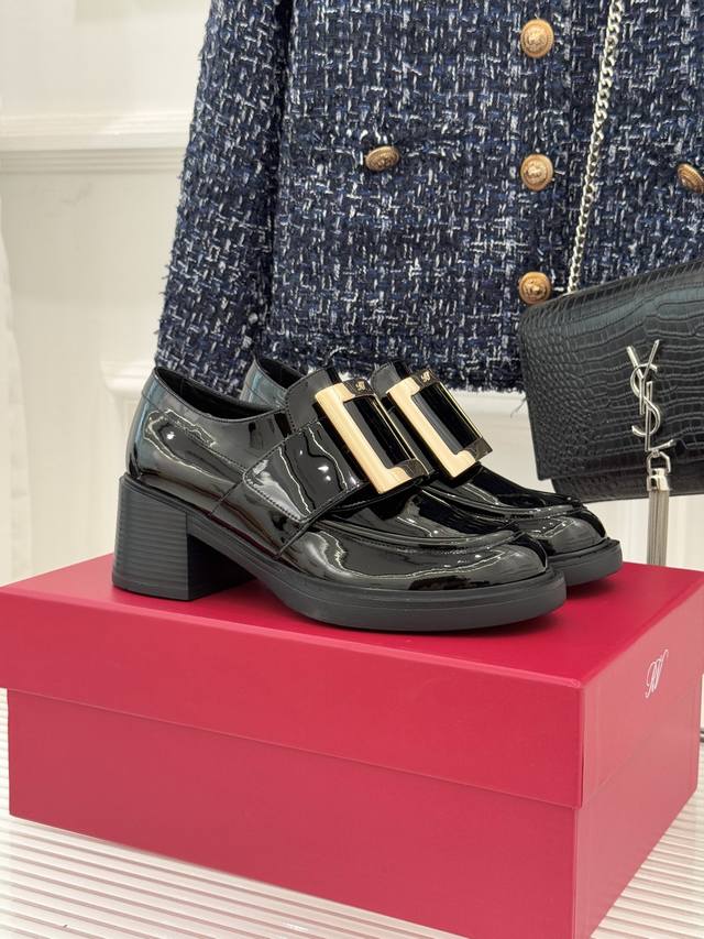 厂价 Roger Vivier Rv25Wf新品金属方扣 粗跟厚底乐福鞋 当半世纪的方扣传奇邂逅现代厚底风潮 这款乐福鞋以标志性美学重塑日常格调。 品牌传承至今
