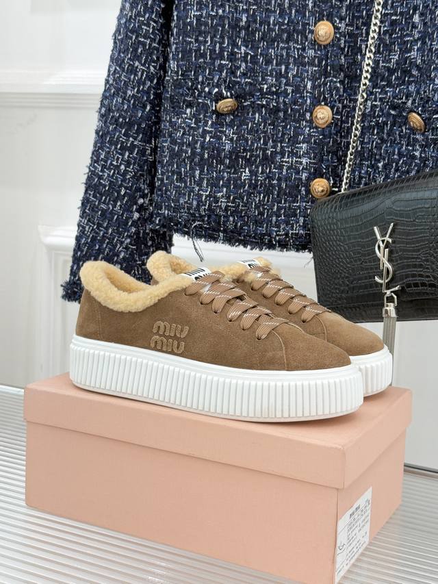 厂价 Miu Miu 缪缪25Wf新品羊毛休闲 厚底饼干鞋 当羊毛的暖糯邂逅饼干鞋的复古基因 这双饼干鞋鞋便成了甜酷少女的冬日专属 标志性的波浪纹厚底复刻经典饼