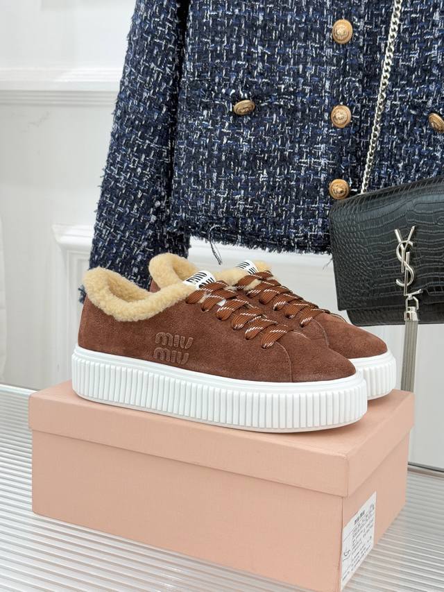 厂价 Miu Miu 缪缪25Wf新品羊毛休闲 厚底饼干鞋 当羊毛的暖糯邂逅饼干鞋的复古基因 这双饼干鞋鞋便成了甜酷少女的冬日专属 标志性的波浪纹厚底复刻经典饼