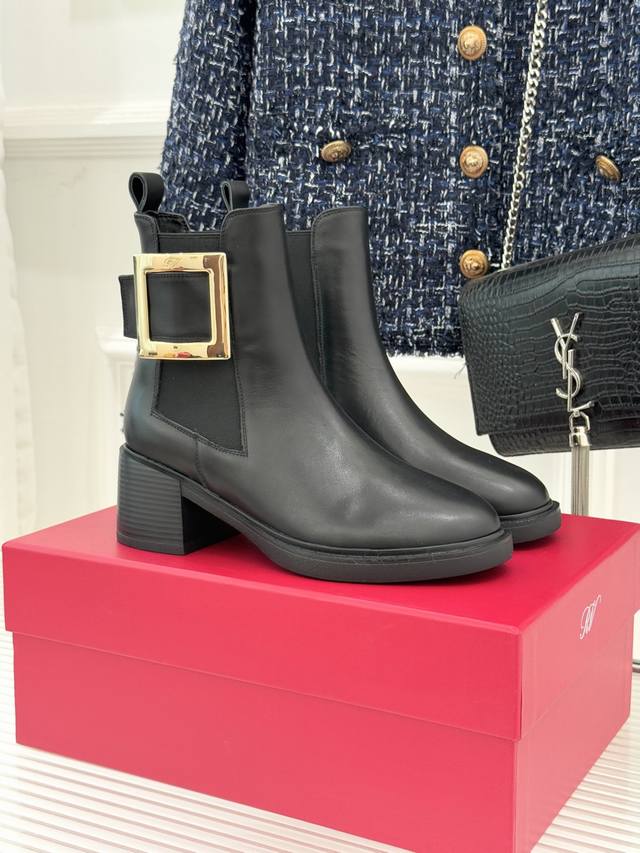 厂价P短靴 长靴 Roger Vivier Rv25Wf新品水钻方扣 粗跟切尔西靴 当法式经典邂逅切尔西靴的利落廓形 这款靴子以标志性美学重塑足间格调 品牌传承 厂价P短靴 长靴 Roger Vivier Rv25Wf新品水钻方扣 粗跟切尔西靴 当法式经典邂逅切尔西靴的利落廓形 这款靴子以标志性美学重塑足间格调 品牌传承