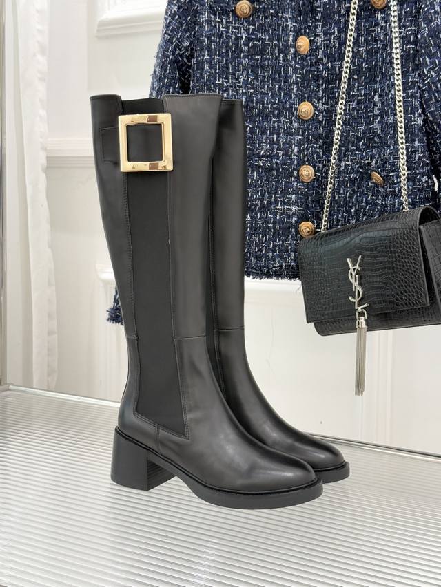 厂价P短靴 长靴 Roger Vivier Rv25Wf新品水钻方扣 粗跟切尔西靴 当法式经典邂逅切尔西靴的利落廓形 这款靴子以标志性美学重塑足间格调 品牌传承