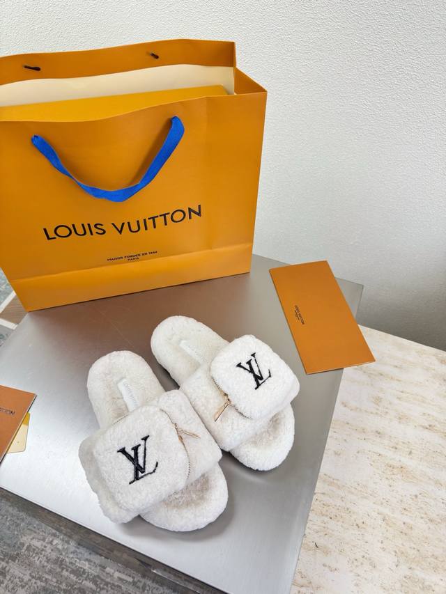 零钱包包款 进口羊羔毛拖鞋 L驴超高性价比 包装 高品质 无瑕疵 5种配色 米白色 羊羔毛 滴胶Logo Lv 打造 使得 Lv 仍能为创作者、青年玩家，提供惊