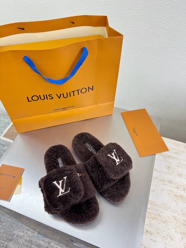 零钱包包款 进口羊羔毛拖鞋 L驴超高性价比 包装 高品质 无瑕疵 5种配色 咖啡色 羊羔毛 滴胶Logo Lv 打造 使得 Lv 仍能为创作者、青年玩家，提供惊