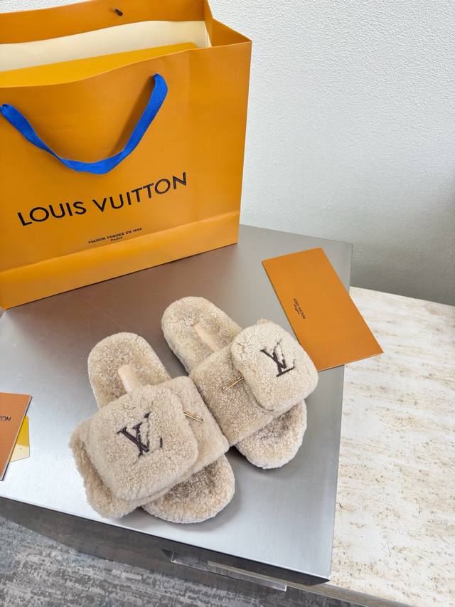 零钱包包款 进口羊羔毛拖鞋 L驴超高性价比 包装 高品质 无瑕疵 5种配色 驼色 羊羔毛 滴胶Logo Lv 打造 使得 Lv 仍能为创作者、青年玩家，提供惊艳