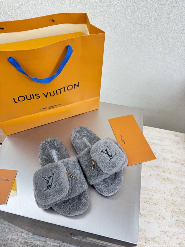 零钱包包款 进口羊羔毛拖鞋 L驴超高性价比 包装 高品质 无瑕疵 5种配色 灰色 羊羔毛 滴胶Logo Lv 打造 使得 Lv 仍能为创作者、青年玩家，提供惊艳
