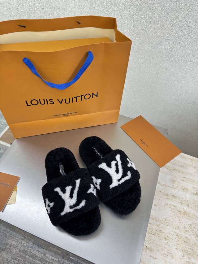进口羊羔毛拖鞋 L驴超高性价比 包装 高品质 无瑕疵 5种配色 黑色 羊羔毛 拼杏色Logo羊毛Lv 打造 使得 Lv 仍能为创作者、青年玩家，提供惊艳和渴望。