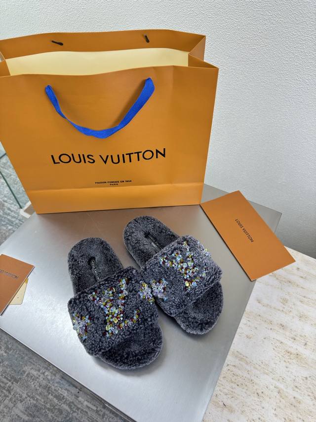 彩色钻石Logo 手工缝制 双色羊羔毛拖鞋 进口羊羔毛拖鞋 L驴超高性价比 包装 高品质 无瑕疵 5种配色 黑色羊羔毛 钻石手工缝制 Logo Lv 打造 使得
