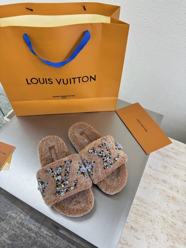 彩色钻石Logo 手工缝制 双色羊羔毛拖鞋 进口羊羔毛拖鞋 L驴超高性价比 包装 高品质 无瑕疵 5种配色 驼色羊羔毛 钻石手工缝制 Logo Lv 打造 使得