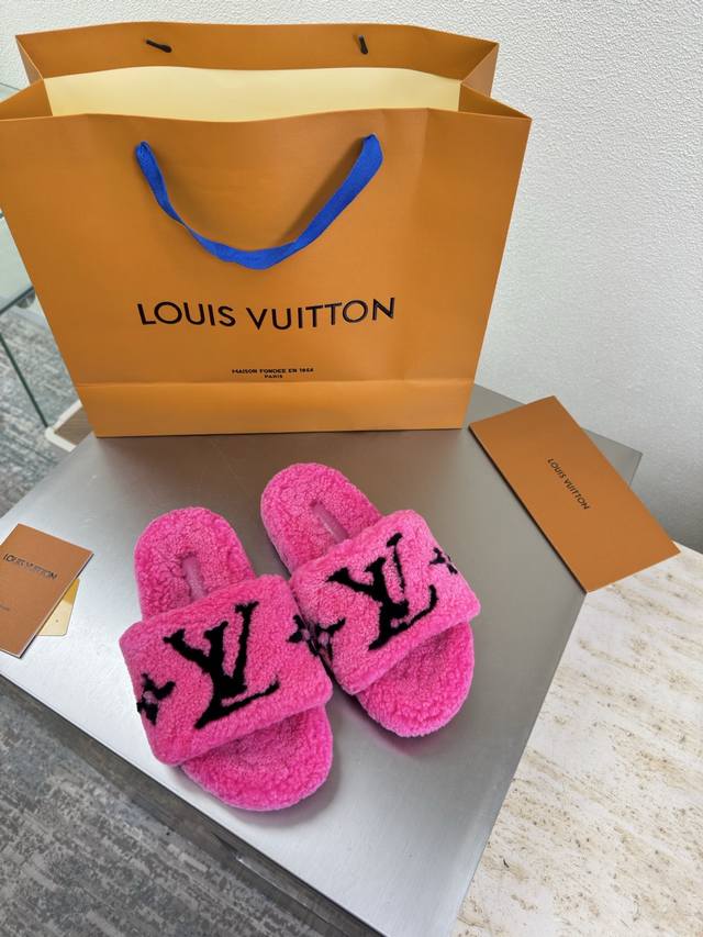 双色效果 拼色Logo 进口羊羔毛拖鞋 L驴超高性价比 包装 高品质 无瑕疵 5种配色 玫红色羊羔毛 钻石手工缝制 Logo Lv 打造 使得 Lv 仍能为创作