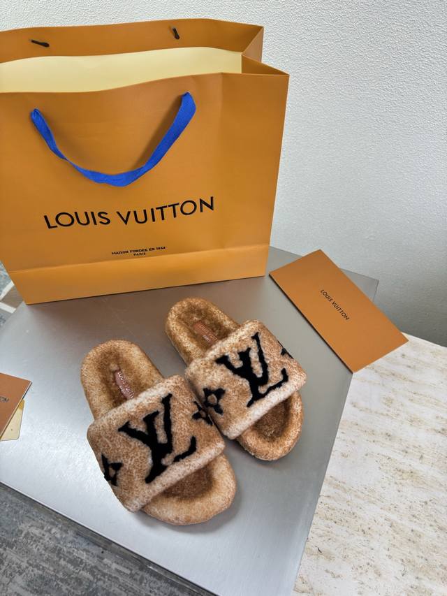 双色效果 拼色Logo 进口羊羔毛拖鞋 L驴超高性价比 包装 高品质 无瑕疵 5种配色 棕色羊羔毛 钻石手工缝制 Logo Lv 打造 使得 Lv 仍能为创作者