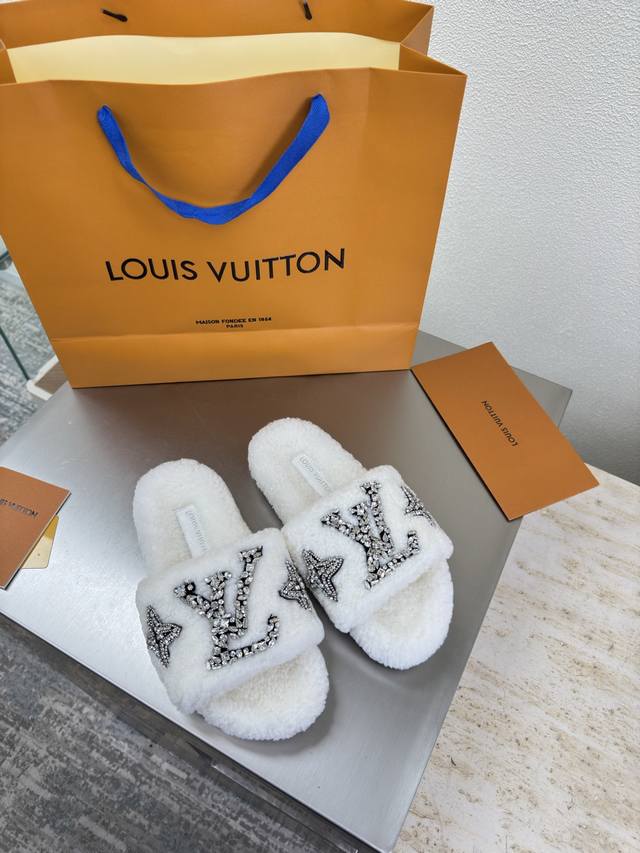 钻石手工缝制Logo 进口羊羔毛拖鞋 L驴超高性价比 包装 高品质 无瑕疵 5种配色 米白羊羔毛 钻石手工缝制 Logo Lv 打造 使得 Lv 仍能为创作者、