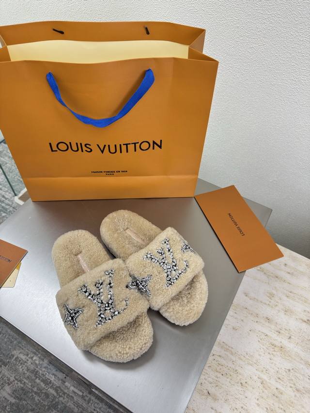 钻石手工缝制Logo 进口羊羔毛拖鞋 L驴超高性价比 包装 高品质 无瑕疵 5种配色 驼色 羊羔毛 钻石手工缝制 Logo Lv 打造 使得 Lv 仍能为创作者