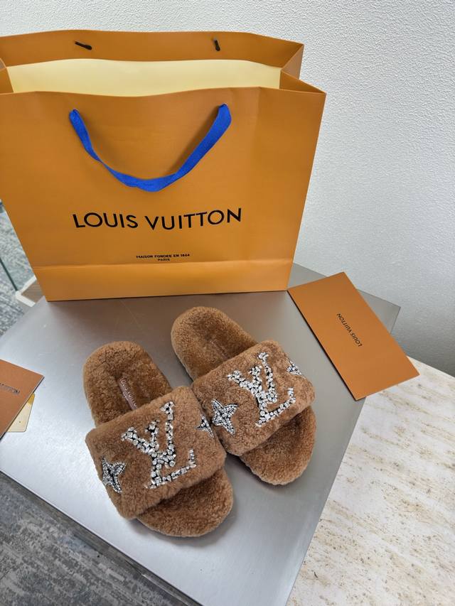 钻石手工缝制Logo 进口羊羔毛拖鞋 L驴超高性价比 包装 高品质 无瑕疵 5种配色 焦糖色羊羔毛 钻石手工缝制 Logo Lv 打造 使得 Lv 仍能为创作者
