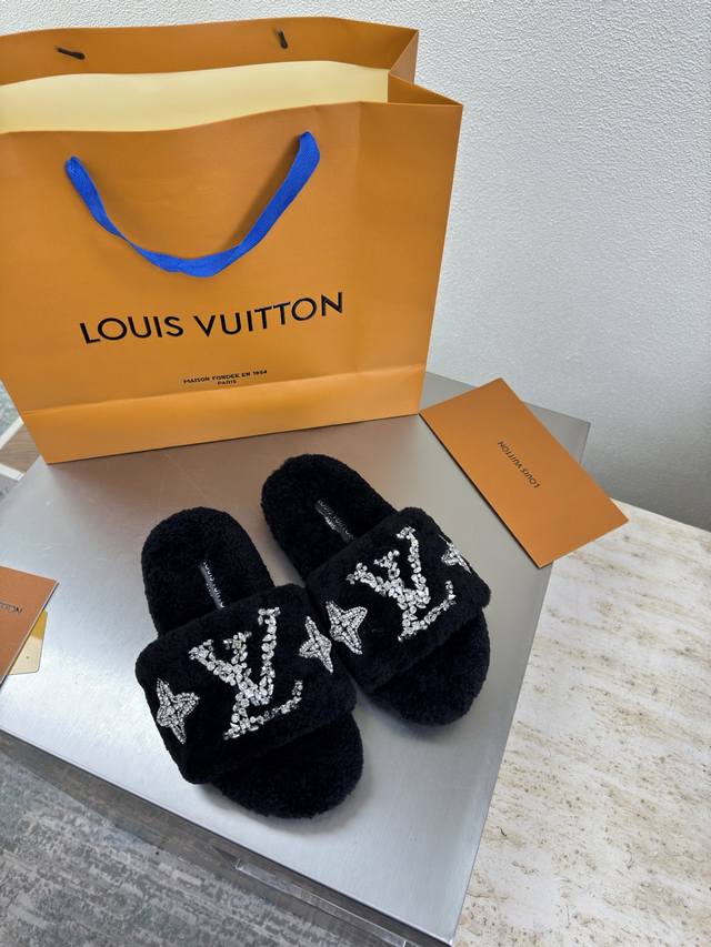 钻石手工缝制Logo 进口羊羔毛拖鞋 L驴超高性价比 包装 高品质 无瑕疵 5种配色 黑色 羊羔毛 钻石手工缝制 Logo Lv 打造 使得 Lv 仍能为创作者