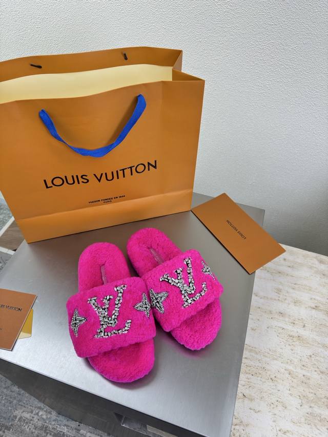 钻石手工缝制Logo 进口羊羔毛拖鞋 L驴超高性价比 包装 高品质 无瑕疵 5种配色 玫红色羊羔毛 钻石手工缝制 Logo Lv 打造 使得 Lv 仍能为创作者