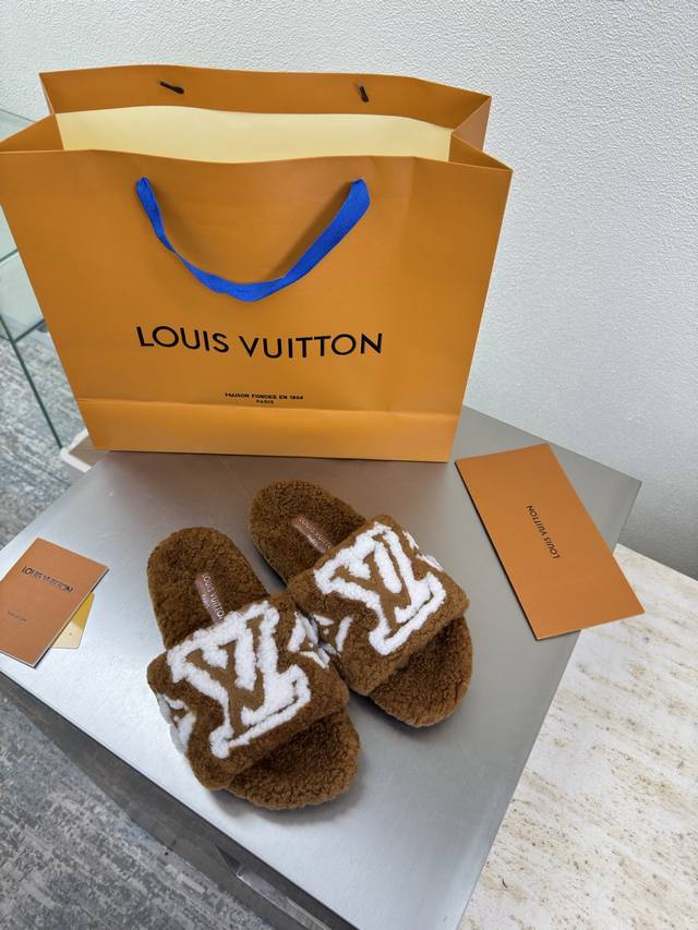 双影拼色款 进口羊羔毛拖鞋 L驴超高性价比 包装 高品质 无瑕疵 5种配色 焦糖色羊羔毛 双影拼色Logo Lv 打造 使得 Lv 仍能为创作者、青年玩家，提供