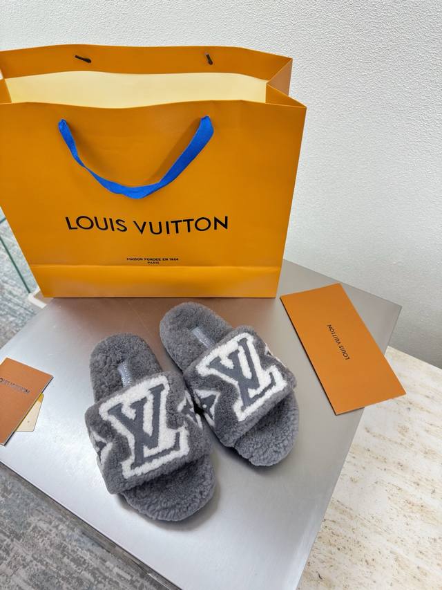 双影拼色款 进口羊羔毛拖鞋 L驴超高性价比 包装 高品质 无瑕疵 5种配色 灰色羊羔毛 双影拼色Logo Lv 打造 使得 Lv 仍能为创作者、青年玩家，提供惊