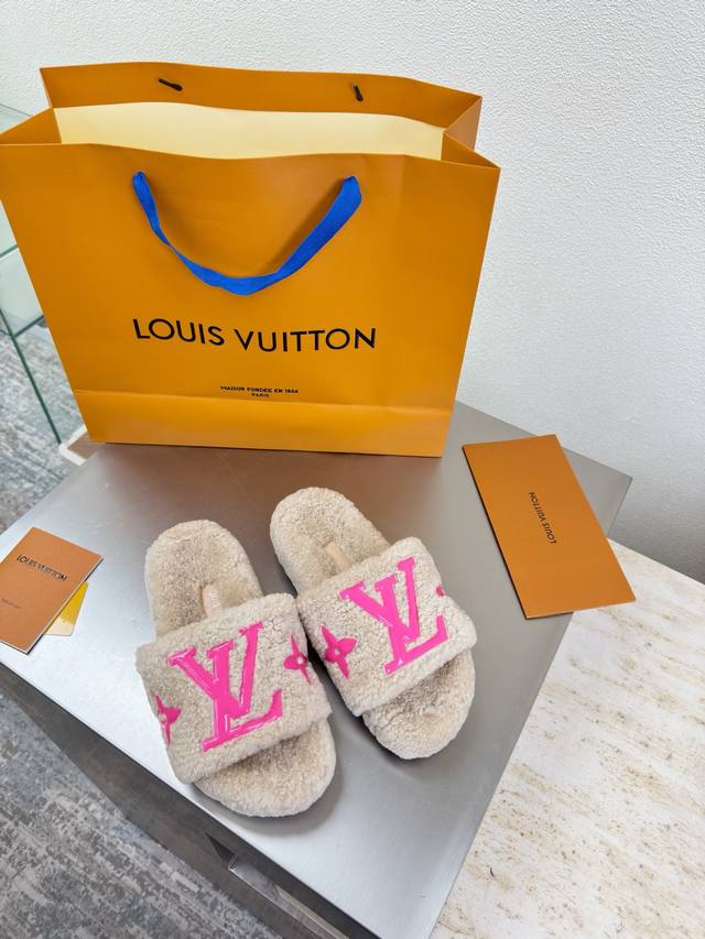滴胶Logo款 进口羊羔毛拖鞋 L驴超高性价比 包装 高品质 无瑕疵 5种配色 驼色羊羔毛 滴胶Logo Lv 打造 使得 Lv 仍能为创作者、青年玩家，提供惊