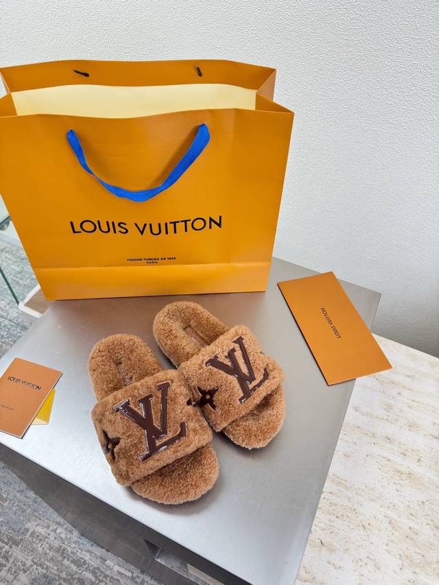 滴胶Logo款 进口羊羔毛拖鞋 L驴超高性价比 包装 高品质 无瑕疵 5种配色 焦糖色羊羔毛 滴胶Logo Lv 打造 使得 Lv 仍能为创作者、青年玩家，提供