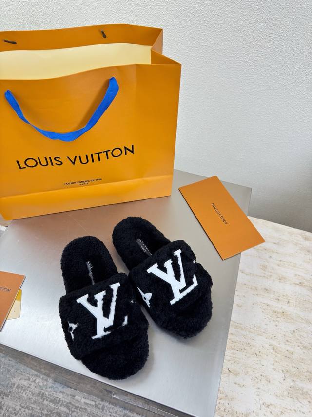 滴胶Logo款 进口羊羔毛拖鞋 L驴超高性价比 包装 高品质 无瑕疵 5种配色 黑色羊羔毛 滴胶Logo Lv 打造 使得 Lv 仍能为创作者、青年玩家，提供惊