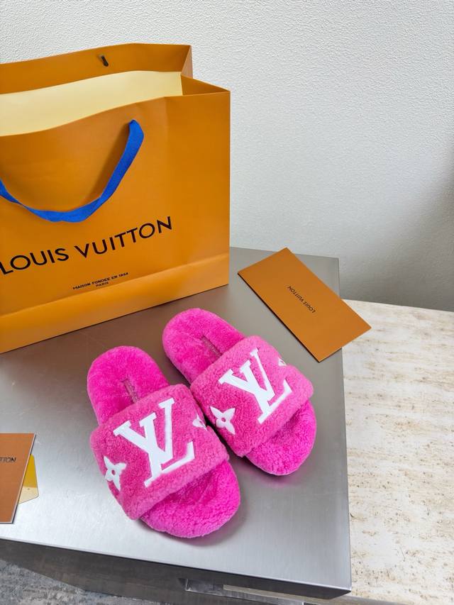 滴胶Logo款 进口羊羔毛拖鞋 L驴超高性价比 包装 高品质 无瑕疵 5种配色 玫红色羊羔毛 滴胶Logo Lv 打造 使得 Lv 仍能为创作者、青年玩家，提供