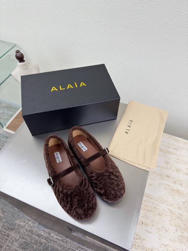 羊羔毛鞋面 玛丽珍单鞋 舒适温暖 Alaia 来自巴黎 一见倾心 浅咖啡 阿莱娅还有另外性感的一面 配上不同款式，不同风格都能轻松驾驭，无论牛仔裤，西装裤，还是