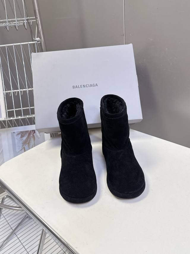 Balenciaga巴黎世家秋冬最新款滑雪系列 雪地靴 超多明星网红种草 细节完美复刻 设计师推出探索时尚界对于原创与挪用的概念、以全新系列致敬传承与经典，以标