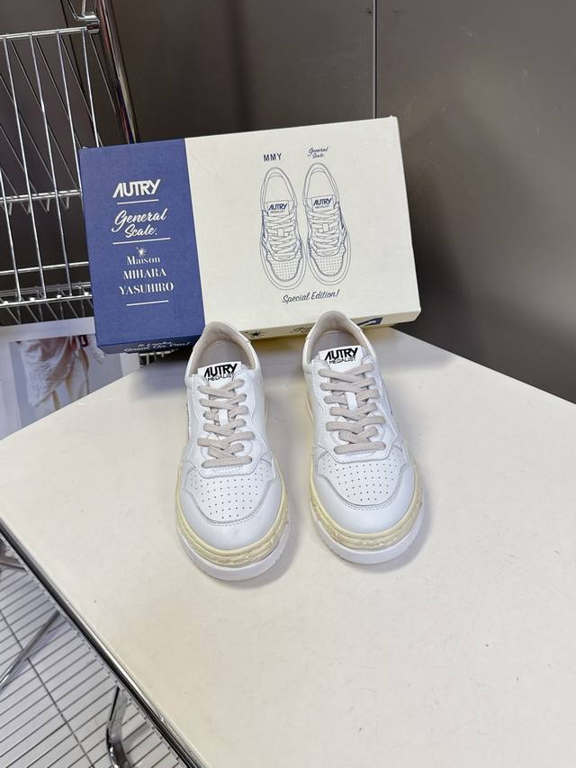 男款10 Autry最新款复古 情侣款 脏脏小白鞋 Autry的每一款鞋都有着简单线条和内敛细节设计，厚实发黄的鞋底和鞋面标签带是它的经典标识，鞋头的设计也比较