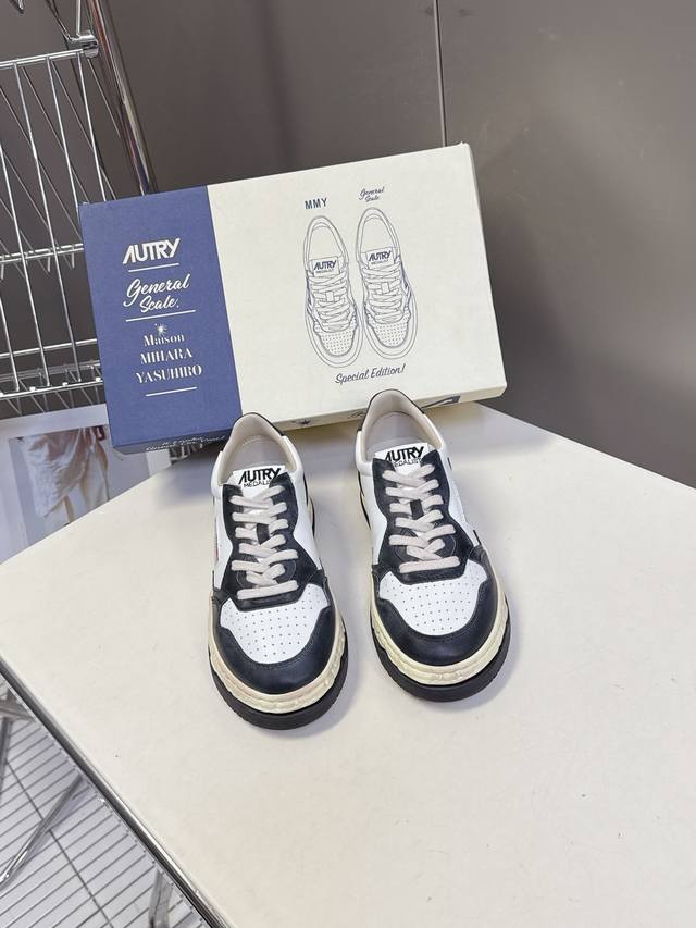 男款10 Autry最新款复古 情侣款 脏脏小白鞋 Autry的每一款鞋都有着简单线条和内敛细节设计，厚实发黄的鞋底和鞋面标签带是它的经典标识，鞋头的设计也比较