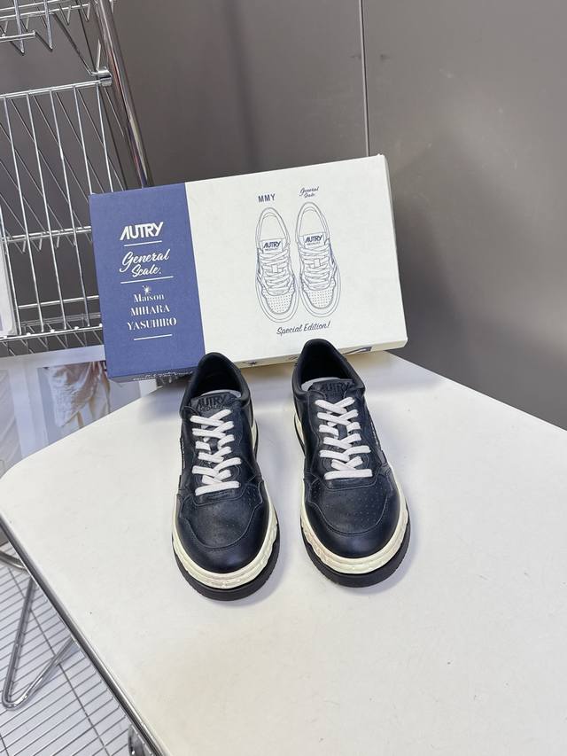 男款10 Autry最新款复古 情侣款 脏脏小白鞋 Autry的每一款鞋都有着简单线条和内敛细节设计，厚实发黄的鞋底和鞋面标签带是它的经典标识，鞋头的设计也比较