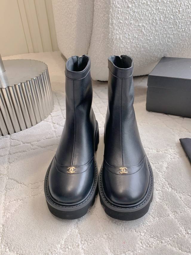 出厂价P Chane*新款厚底短靴 经典简约百搭款 鞋面原版牛皮 内里垫脚羊皮 意大利真皮大底 尺码35-39 40 41定做