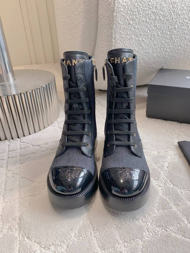 出厂价P Chane*新款厚底短靴 经典百搭系列 金属字母Logo点缀 鞋身很是耐看 鞋底增高拉长腿部线条 超级显腿细 上脚效果绝绝子 鞋面原版小牛皮 牛仔布