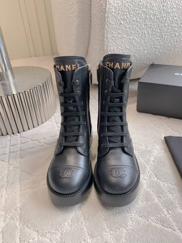 出厂价P Chane*新款厚底短靴 经典百搭系列 金属字母Logo点缀 鞋身很是耐看 鞋底增高拉长腿部线条 超级显腿细 上脚效果绝绝子 鞋面原版小牛皮 牛仔布