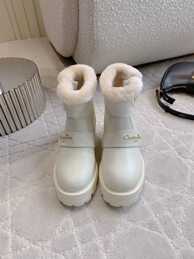 出厂价P Dio*新款羊毛厚底短靴 厚实保暖 穿脱非常方便 上脚无敌 设计给满分 简约的Logo点缀 大气又耐看 真的非常推荐 鞋面小牛皮 内里垫脚澳洲一体羊毛