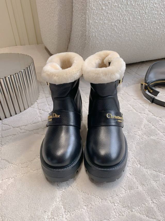 出厂价P Dio*新款羊毛厚底短靴 厚实保暖 穿脱非常方便 上脚无敌 设计给满分 简约的Logo点缀 大气又耐看 真的非常推荐 鞋面小牛皮 内里垫脚澳洲一体羊毛