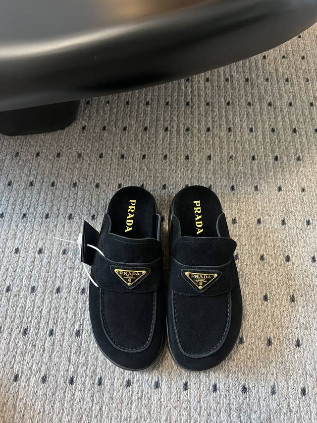 Prad* 普拉达新款一脚蹬厚底勃肯包头半拖 这款牛筋底上脚非常舒适，今年非常爆，穿上 增高 休闲两不误，清爽的表现足以表达对鞋子的个个细节的把控！小个子的福音