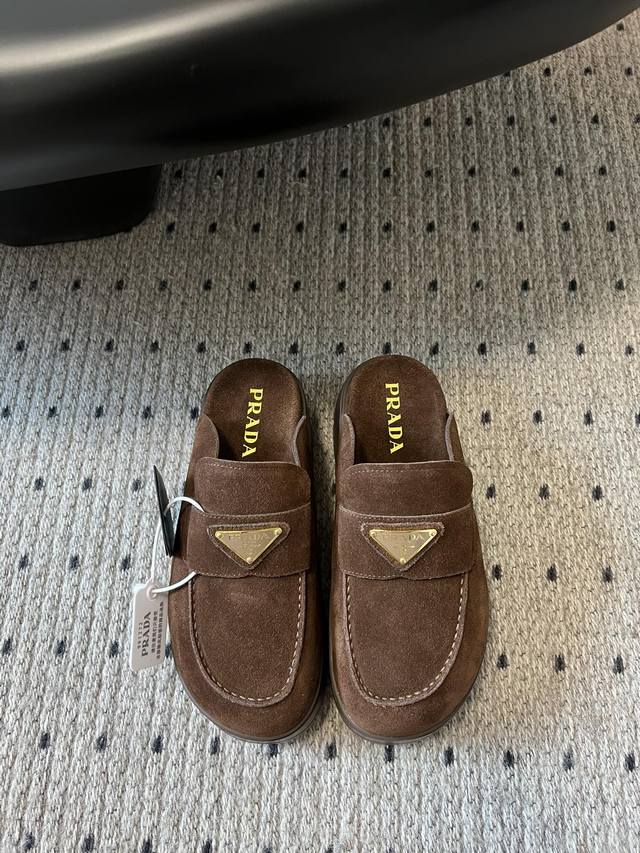Prad* 普拉达新款一脚蹬厚底勃肯包头半拖 这款牛筋底上脚非常舒适，今年非常爆，穿上 增高 休闲两不误，清爽的表现足以表达对鞋子的个个细节的把控！小个子的福音
