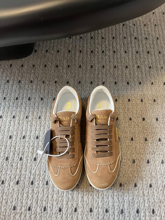 Prad* 普拉达 25 最新Downtown Bold系列 厚底 三角标 休闲 小白鞋 运动风设计搭配精致细节。采用穿孔皮革打造，个性的厚底呈现别具一格的现代