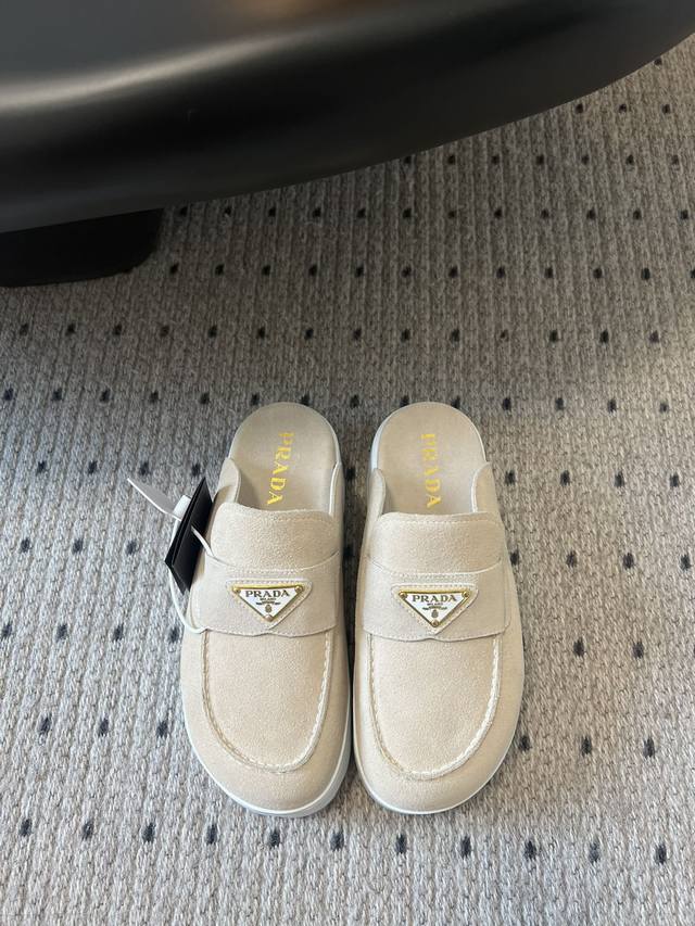 Prad* 普拉达新款一脚蹬厚底勃肯包头半拖 这款牛筋底上脚非常舒适，今年非常爆，穿上 增高 休闲两不误，清爽的表现足以表达对鞋子的个个细节的把控！小个子的福音