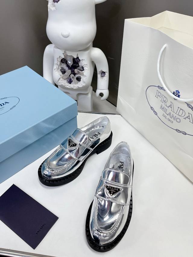出厂价P Prada 普拉达 春夏金色银色乐福鞋新品 延续经典乐福鞋造型，采用金属光泽材质，特别的视觉冲击感，时髦又好穿！ 原版鞋型，进口金属牛皮材质 Size