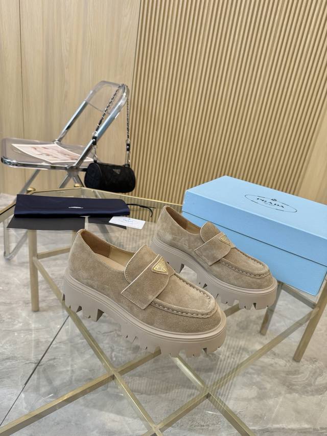 Prada 25Ss新款厚底玛丽珍｜时髦人的本命单鞋来啦！ 谁说玛丽珍只有甜美？ 普拉达这次把它变成酷感十足的氛围感利器！ 复古齿轮厚底｜悄悄增高 走路却超稳