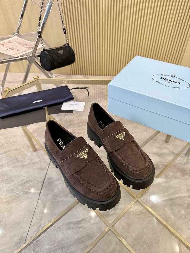 Prada 25Ss新款厚底玛丽珍｜时髦人的本命单鞋来啦！ 谁说玛丽珍只有甜美？ 普拉达这次把它变成酷感十足的氛围感利器！ 复古齿轮厚底｜悄悄增高 走路却超稳