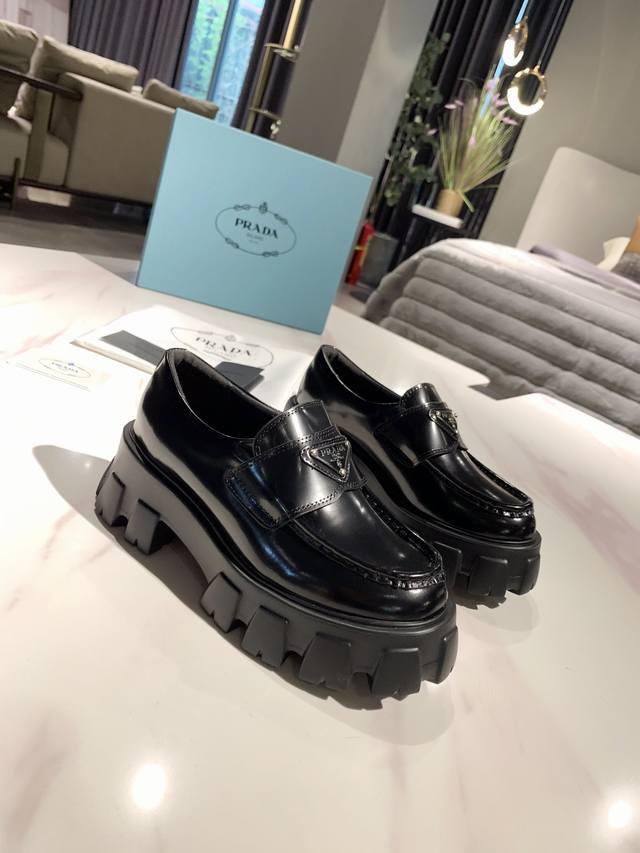 现货 Ppada普啦达走秀新品 金属三角Logo款 潮爆啦今年Prada的设计简直不要太好看 未来感十足 高端大气的外观 上脚相当惊艳 厚底大大提升了实穿性 最