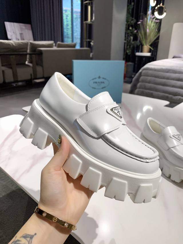 Ppada普啦达走秀新品 金属三角Logo款 潮爆啦今年Prada的设计简直不要太好看 未来感十足 高端大气的外观 上脚相当惊艳 厚底大大提升了实穿性 最新系列