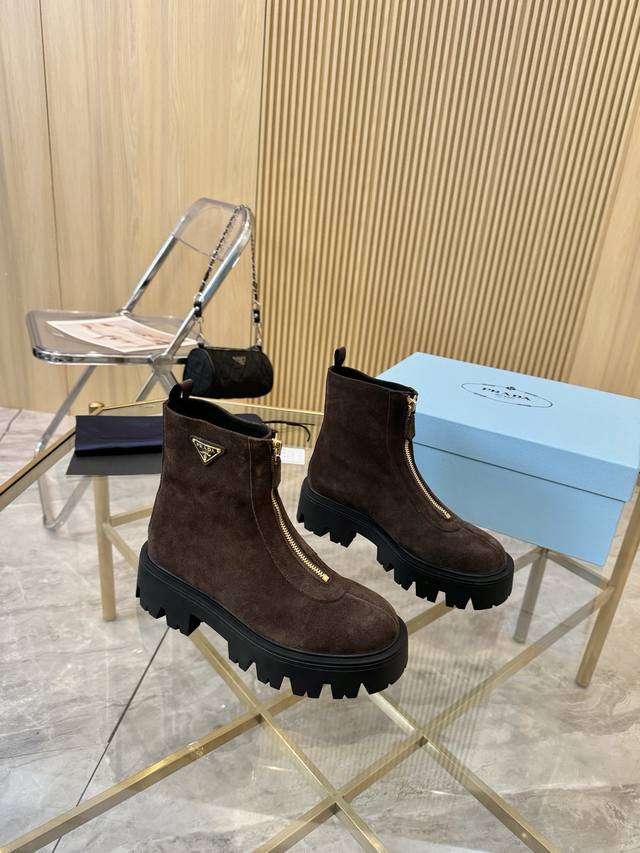 出厂价P Prad* 25Ss普拉达经典三角标一脚蹬王炸女靴 冬天买不到的系列，绝对是今年的大爆款！！贼好看！Prada靴子真的很哇塞！上脚大气显腿瘦气质这块刚