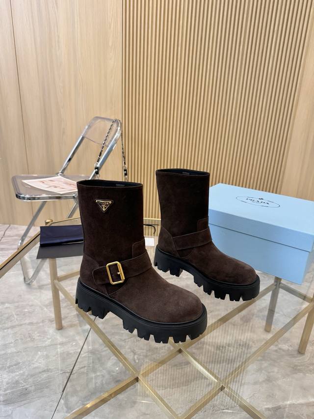 皮面 绒面 Prad* 25Ss普拉达经典三角标一脚蹬王炸女靴 冬天买不到的系列，绝对是今年的大爆款！！贼好看！Prada靴子真的很哇塞！上脚大气显腿瘦气质这块