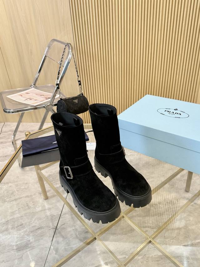 皮面 绒面 Prad* 25Ss普拉达经典三角标一脚蹬王炸女靴 冬天买不到的系列，绝对是今年的大爆款！！贼好看！Prada靴子真的很哇塞！上脚大气显腿瘦气质这块